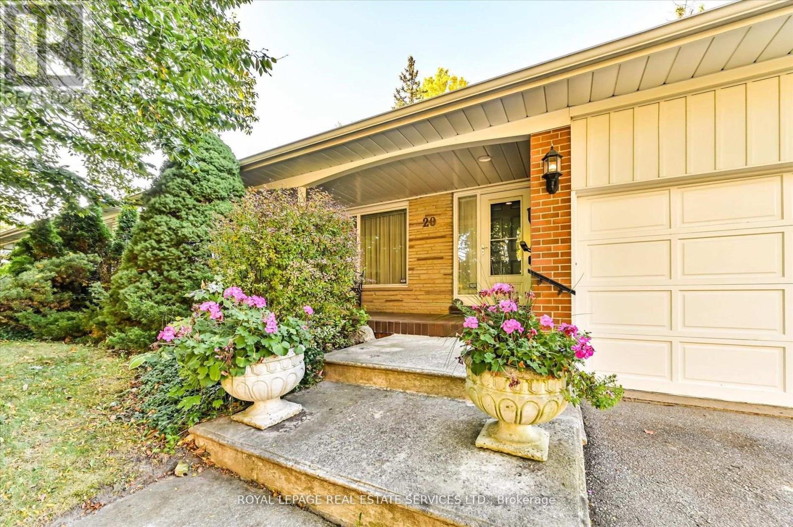 20 Widdicombe Hill, Toronto (Willowridge-Martingrove-Richview), Ontario  M9R 1B3 - Photo 2 - W12751508