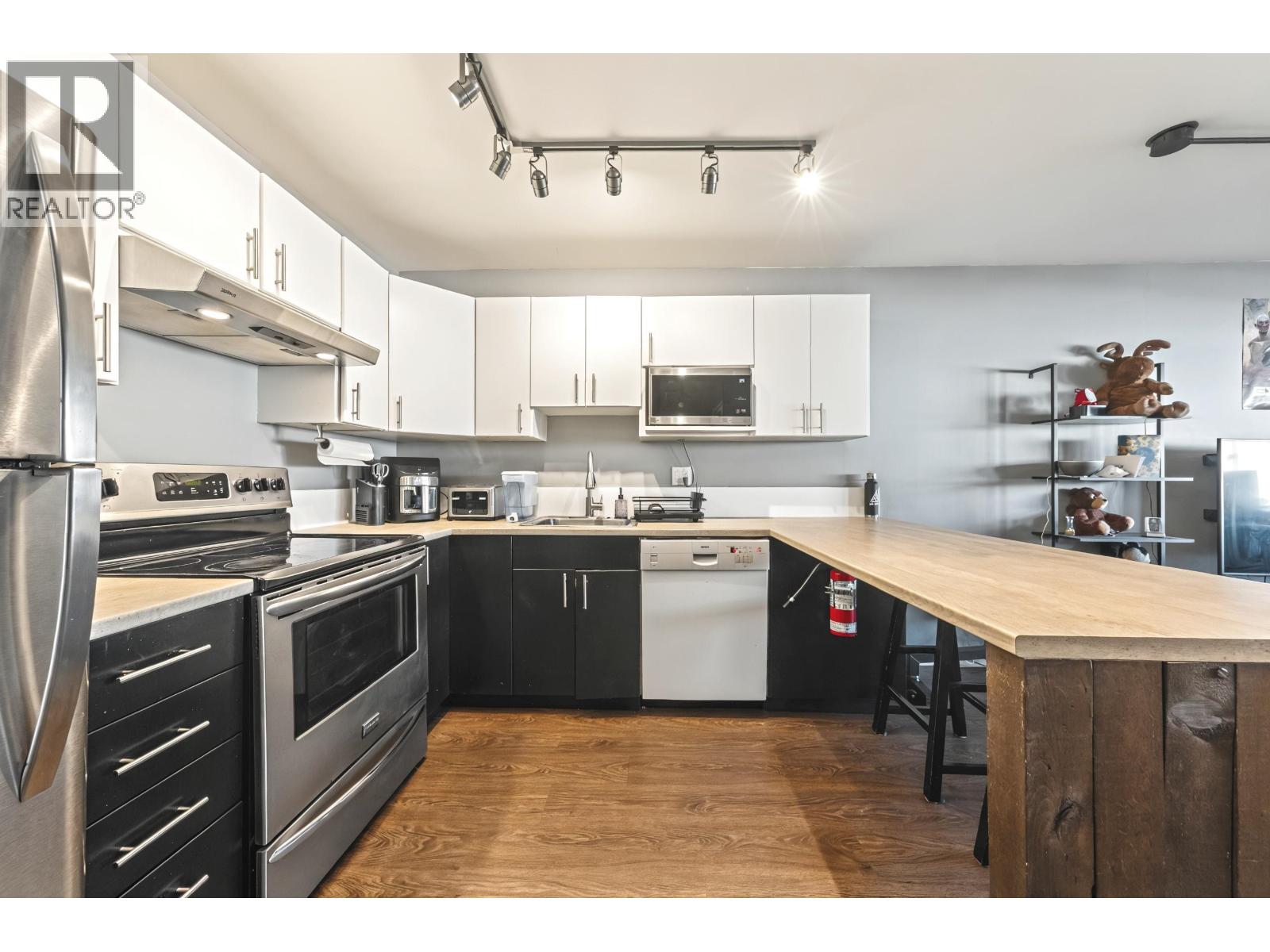 301 1209 Howie Avenue, Coquitlam, British Columbia  V3J 1T9 - Photo 2 - R3085833