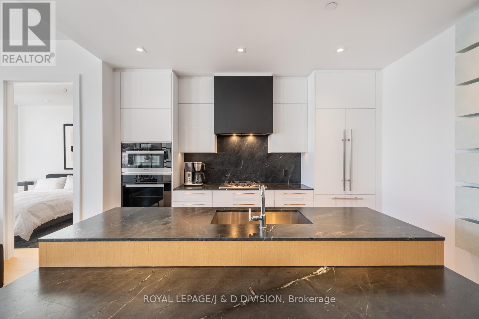 710 - 1 Strathgowan Avenue, Toronto, Ontario  M4N 0B3 - Photo 5 - C12751560