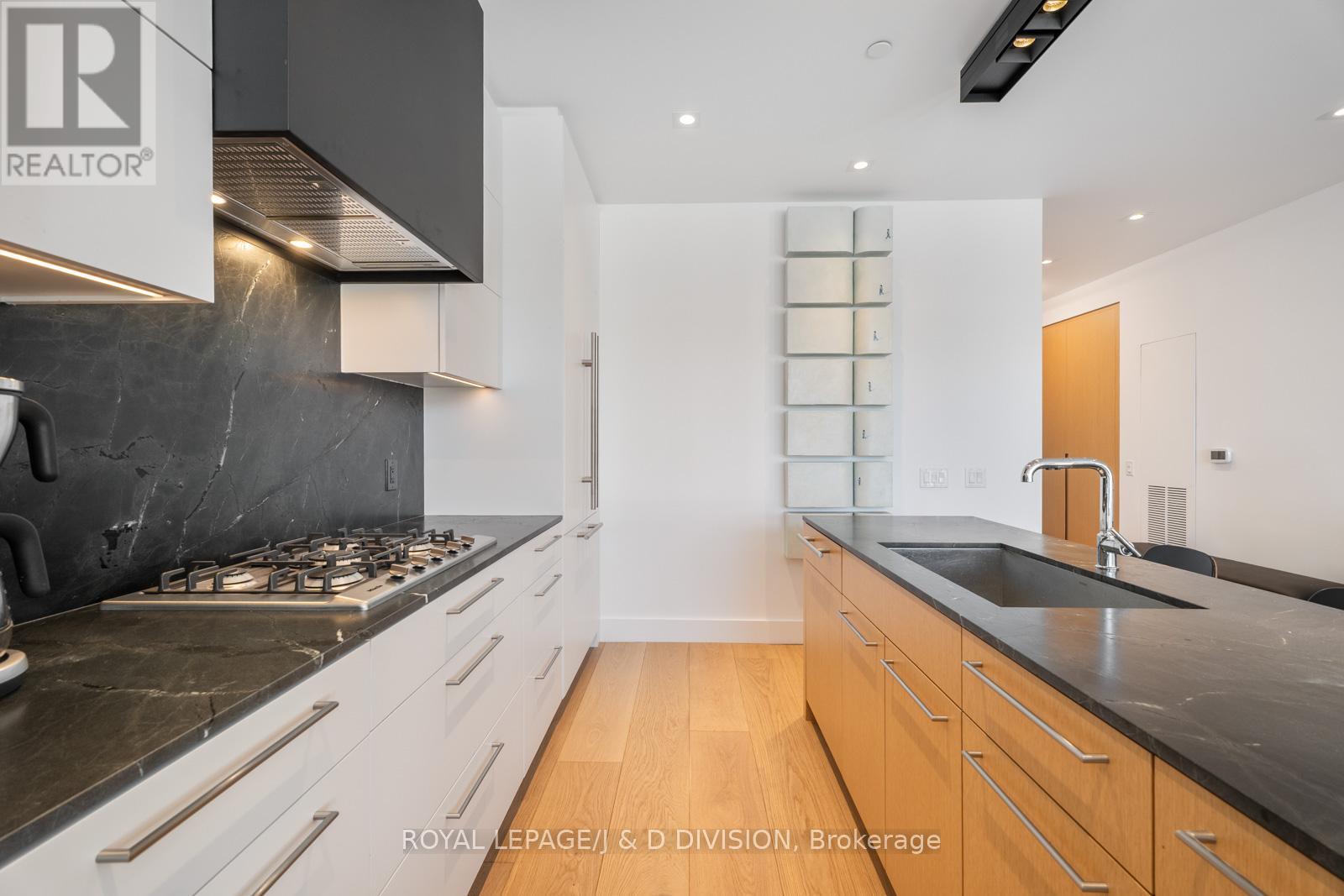 710 - 1 Strathgowan Avenue, Toronto, Ontario  M4N 0B3 - Photo 7 - C12751560