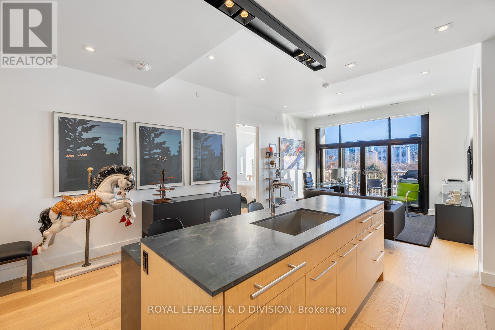 710 - 1 Strathgowan Avenue, Toronto, Ontario  M4N 0B3 - Photo 8 - C12751560