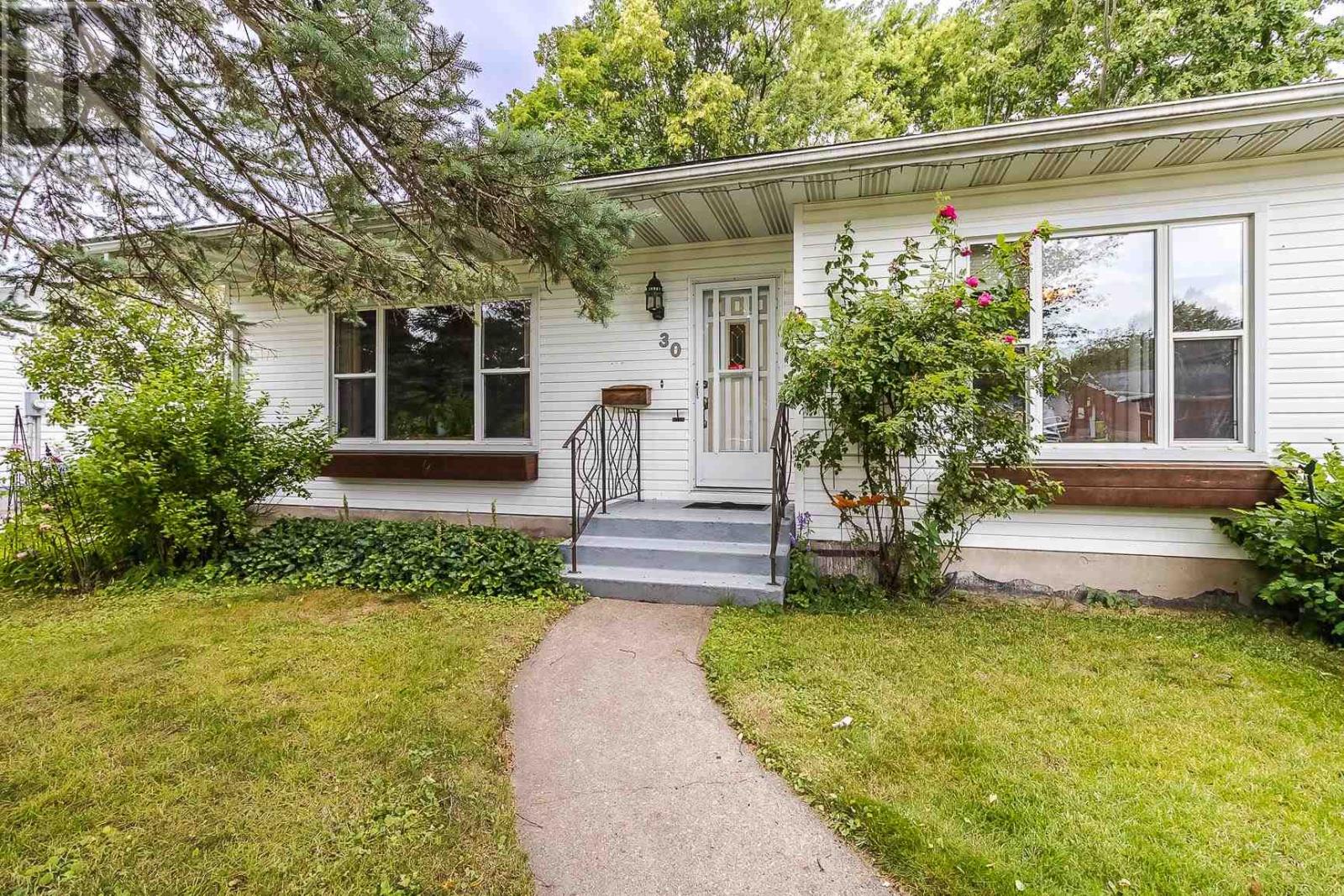 30 Carlbert St, Sault Ste. Marie, Ontario  P6A 5S5 - Photo 3 - SM260216