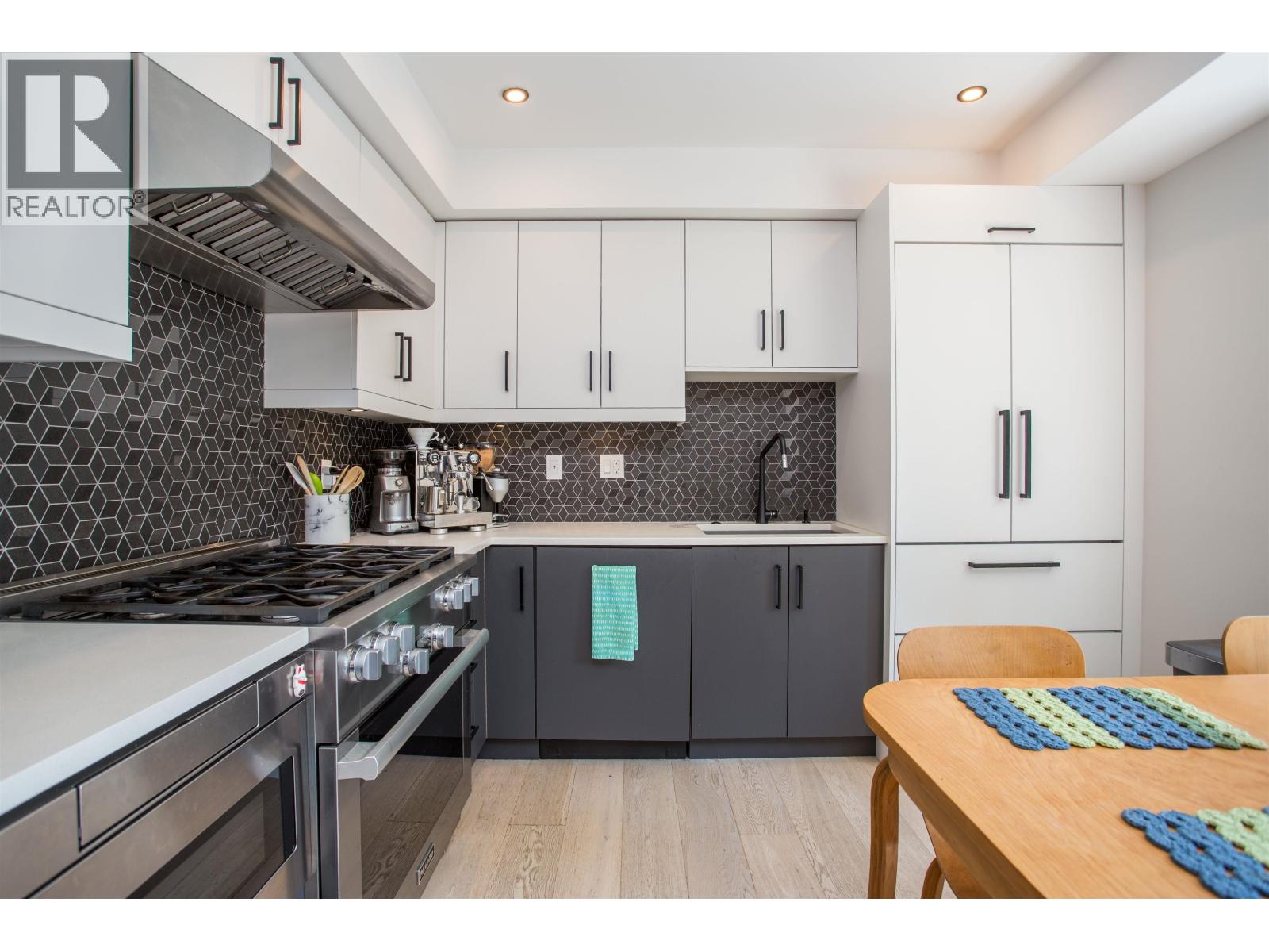 Listing Picture 9 of 38 : 2 1152 COMOX STREET, Vancouver / 溫哥華 - 魯藝地產 Yvonne Lu Group - MLS Medallion Club Member