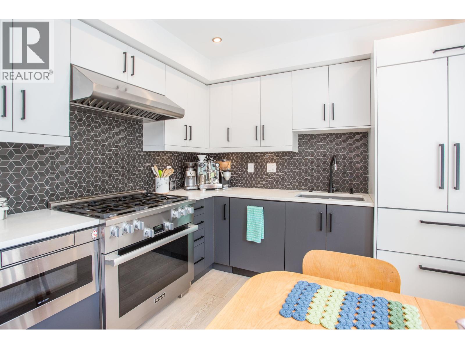 Listing Picture 10 of 38 : 2 1152 COMOX STREET, Vancouver / 溫哥華 - 魯藝地產 Yvonne Lu Group - MLS Medallion Club Member