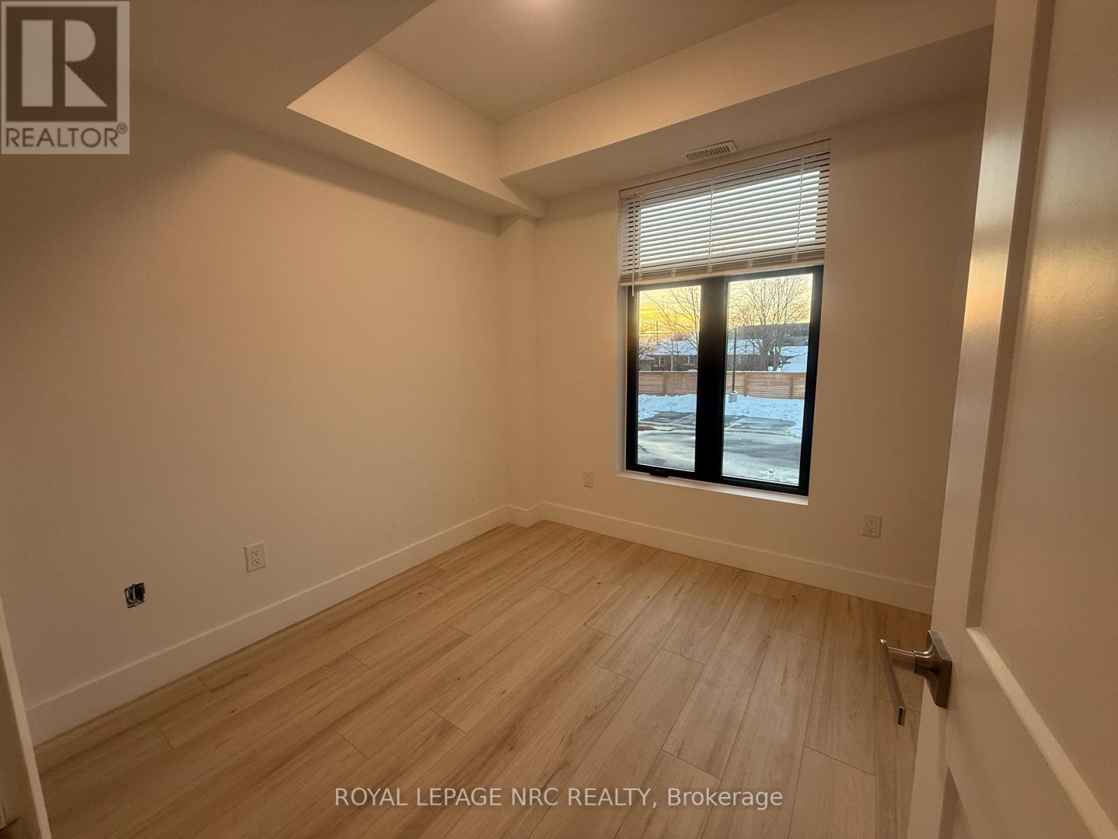 207 - 7277 Wilson Crescent, Niagara Falls, Ontario  L2G 4R8 - Photo 4 - X12655890