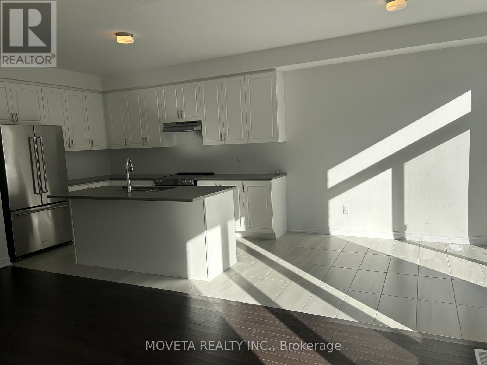 19 Milady Crescent, Barrie, Ontario  L9J 0X3 - Photo 9 - S12751662