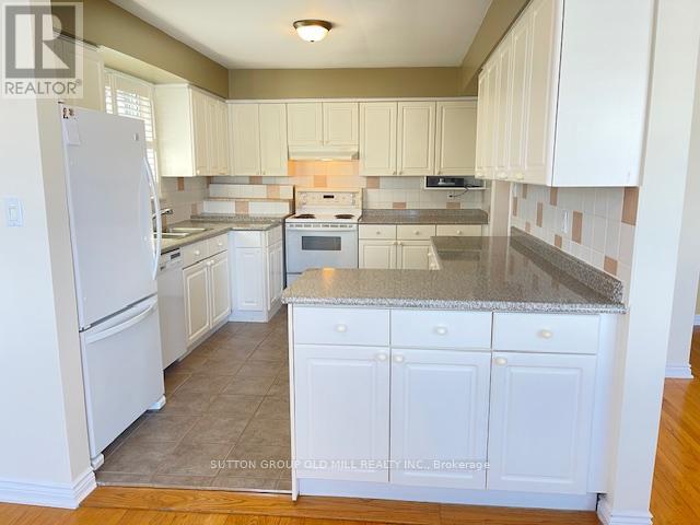 37 Tapley Drive, Toronto (Willowridge-Martingrove-Richview), Ontario  M9R 3P2 - Photo 2 - W12751688