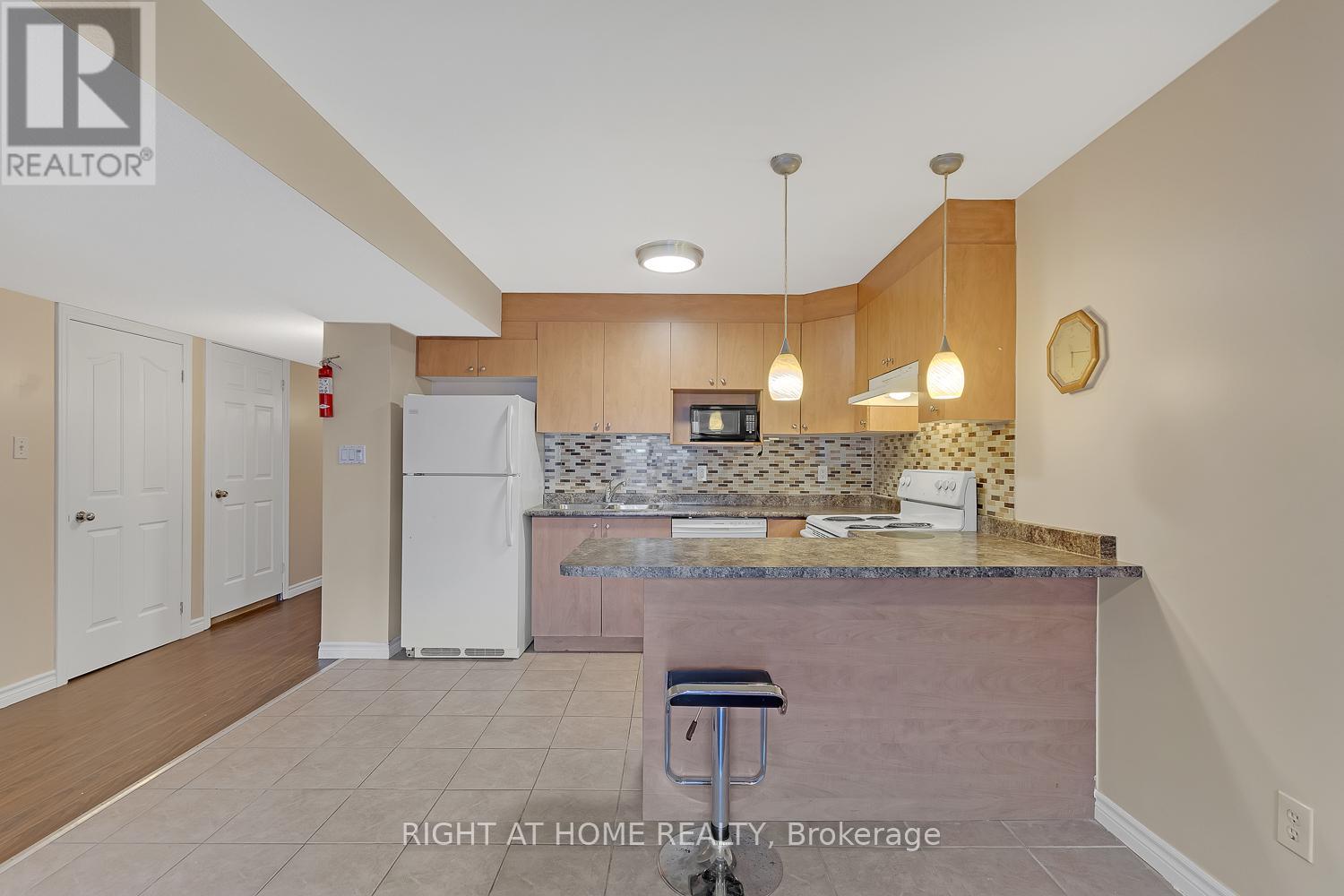 5268 Floral Hill Crescent, Mississauga, Ontario  L5V 1V4 - Photo 4 - W12751732