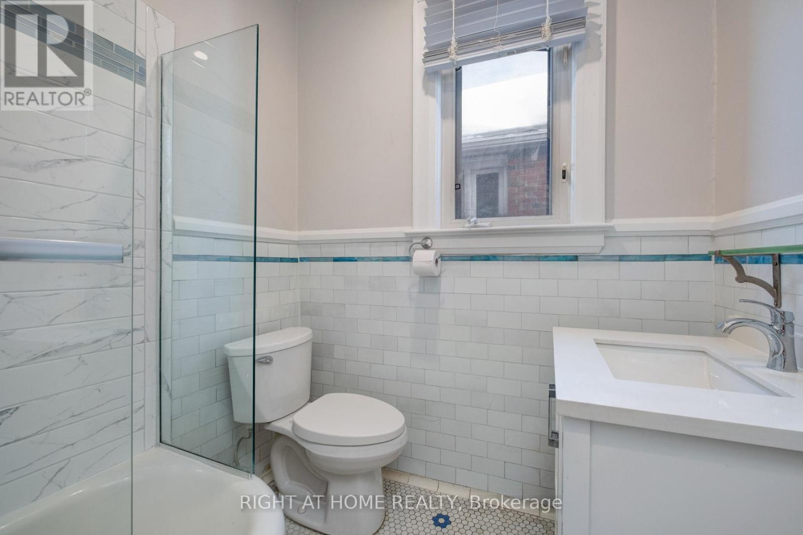 Upper - 756 Coxwell Avenue, Toronto, Ontario  M4C 3C4 - Photo 8 - E12751678