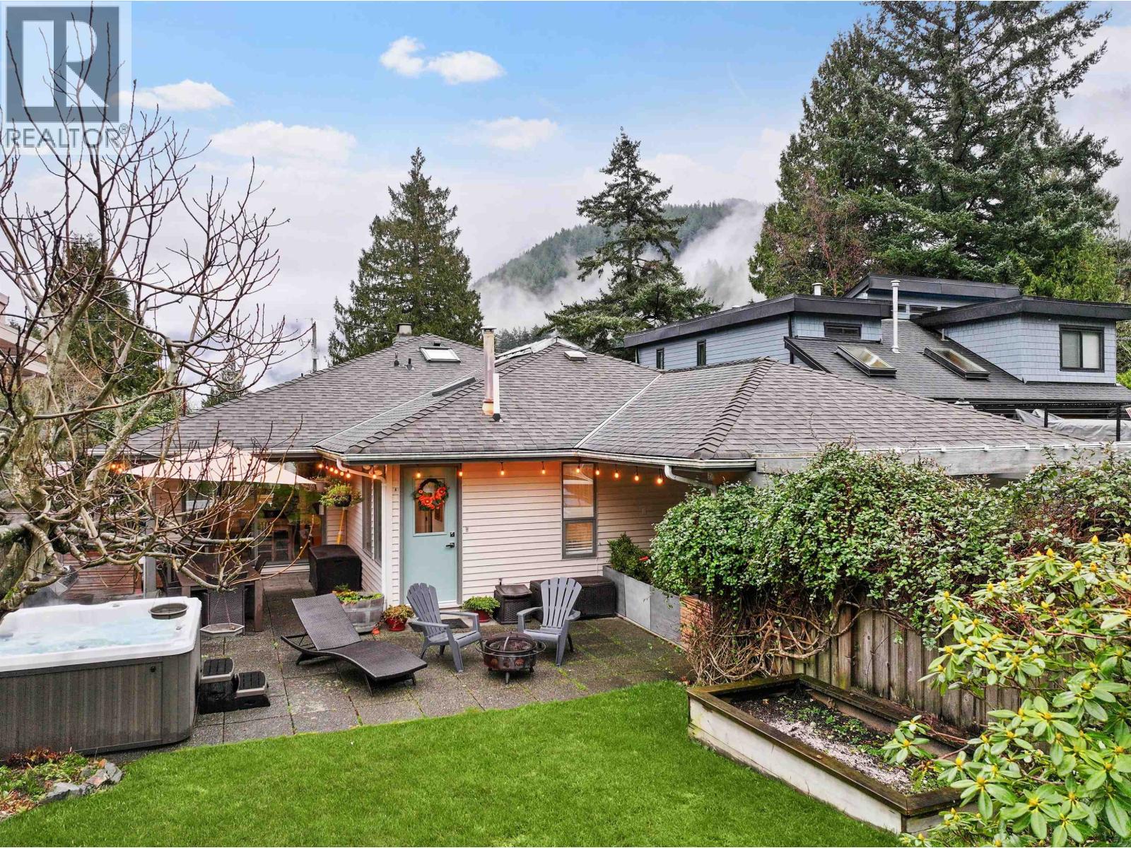 6422 DOUGLAS STREET, West Vancouver, British Columbia