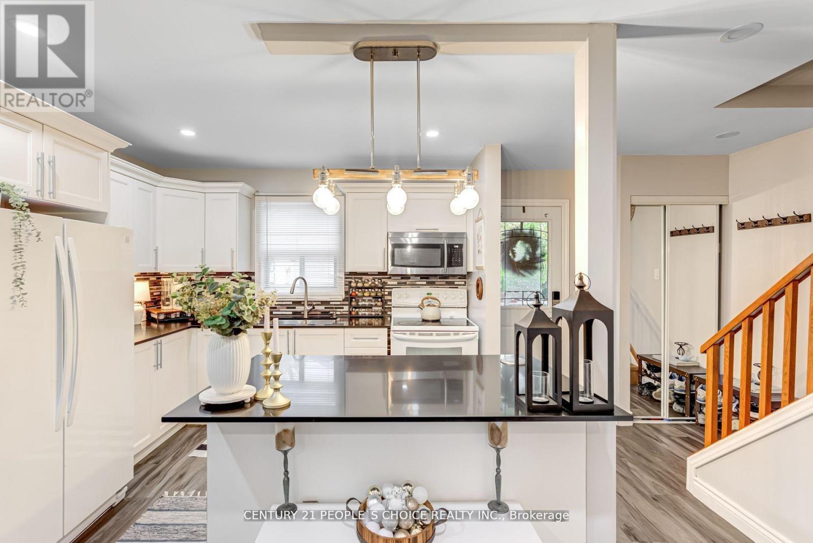 13 Jeffrey Street, Brampton, Ontario  L6S 2M9 - Photo 2 - W12751822