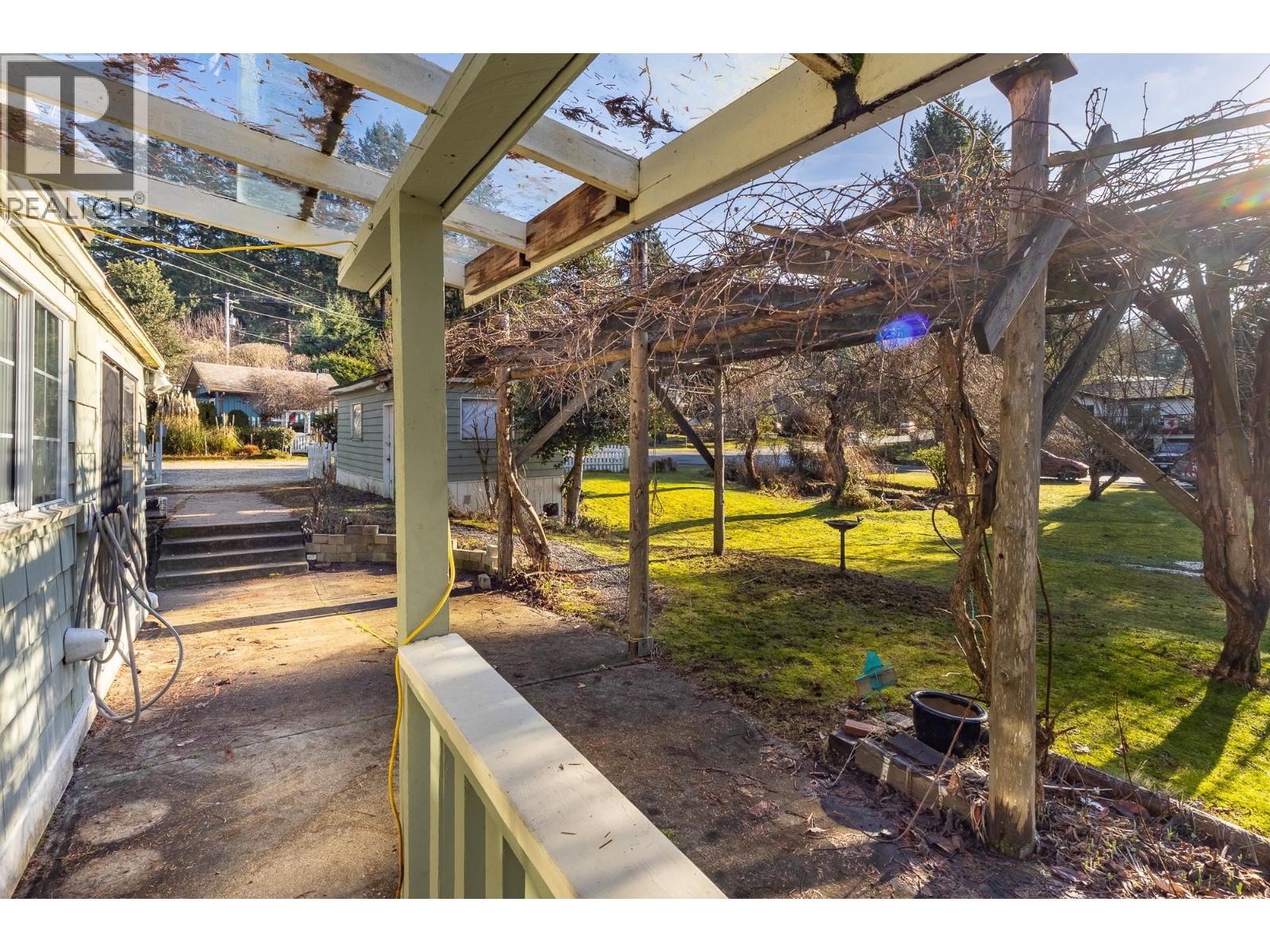 636 Bay Road, Gibsons, British Columbia  V0N 1V8 - Photo 17 - R3085102