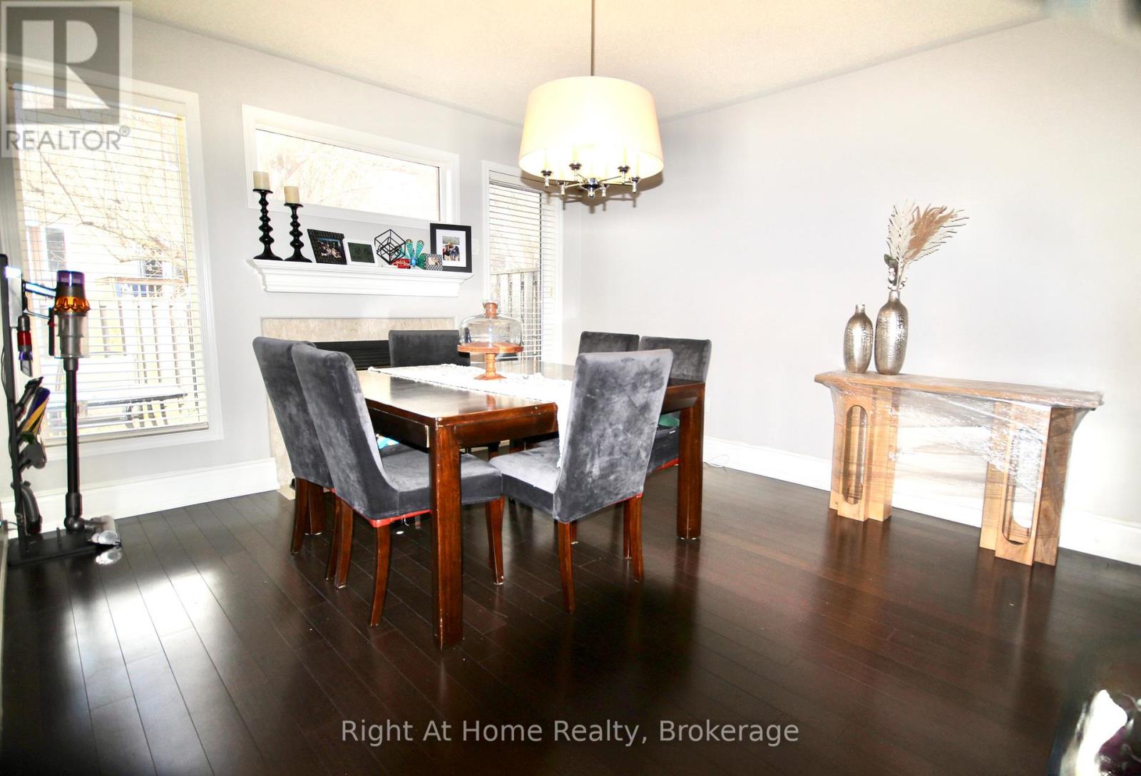 2253 Baronwood Drive, Oakville, Ontario  L6M 4X1 - Photo 5 - W12751890