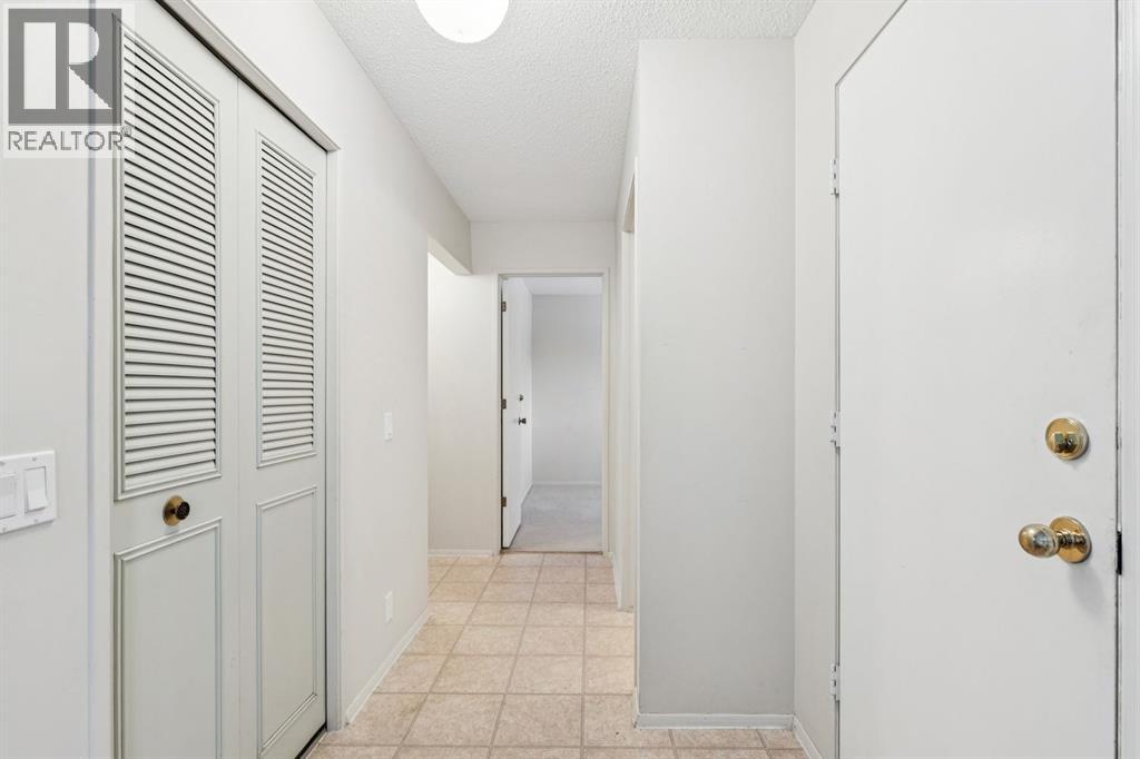 219 Silvercreek Close Nw, Calgary, Alberta  T3B 4G4 - Photo 4 - A2278010