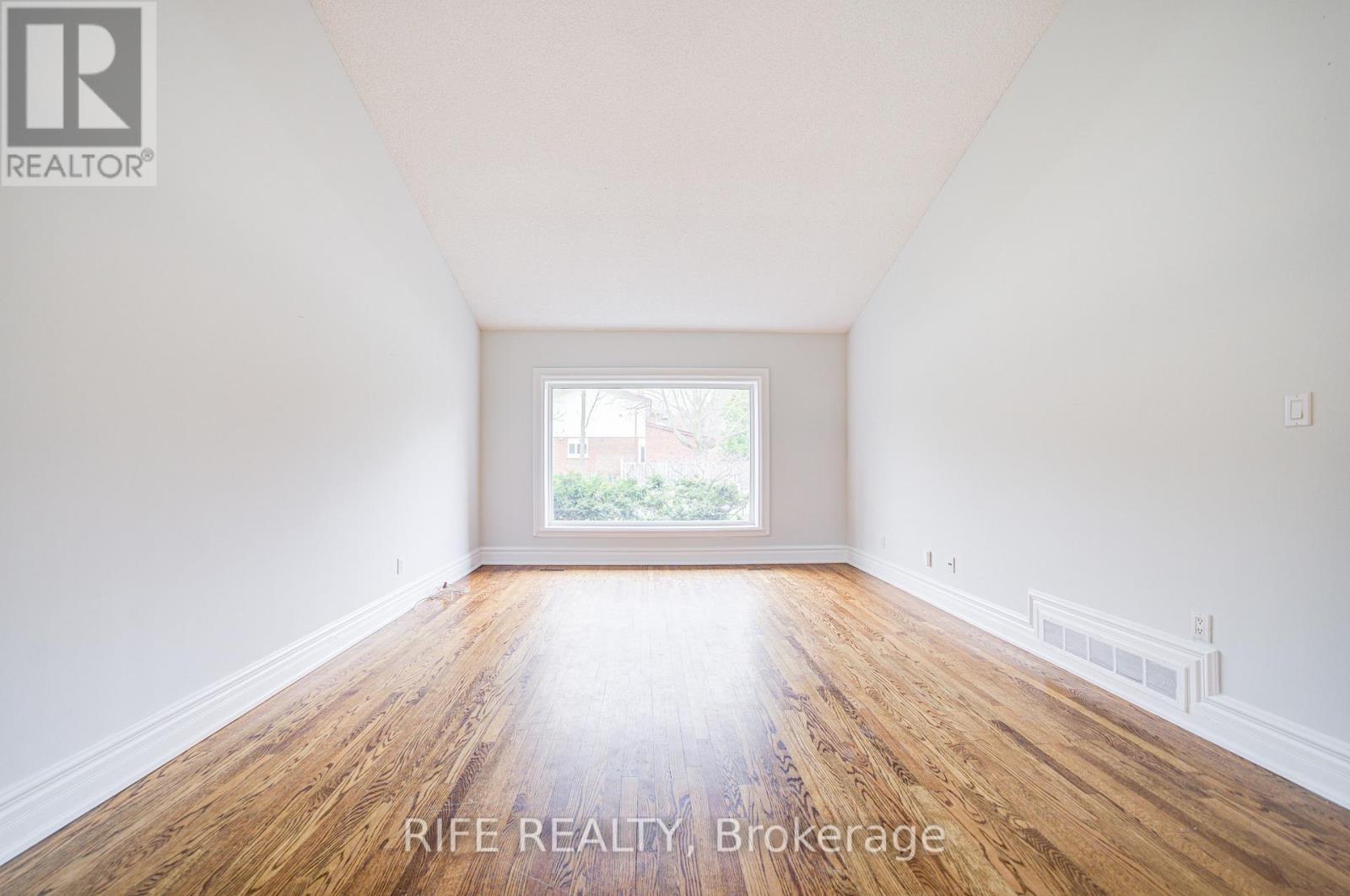 17 Bramble Drive, Toronto, Ontario  M3B 2E9 - Photo 7 - C12751922