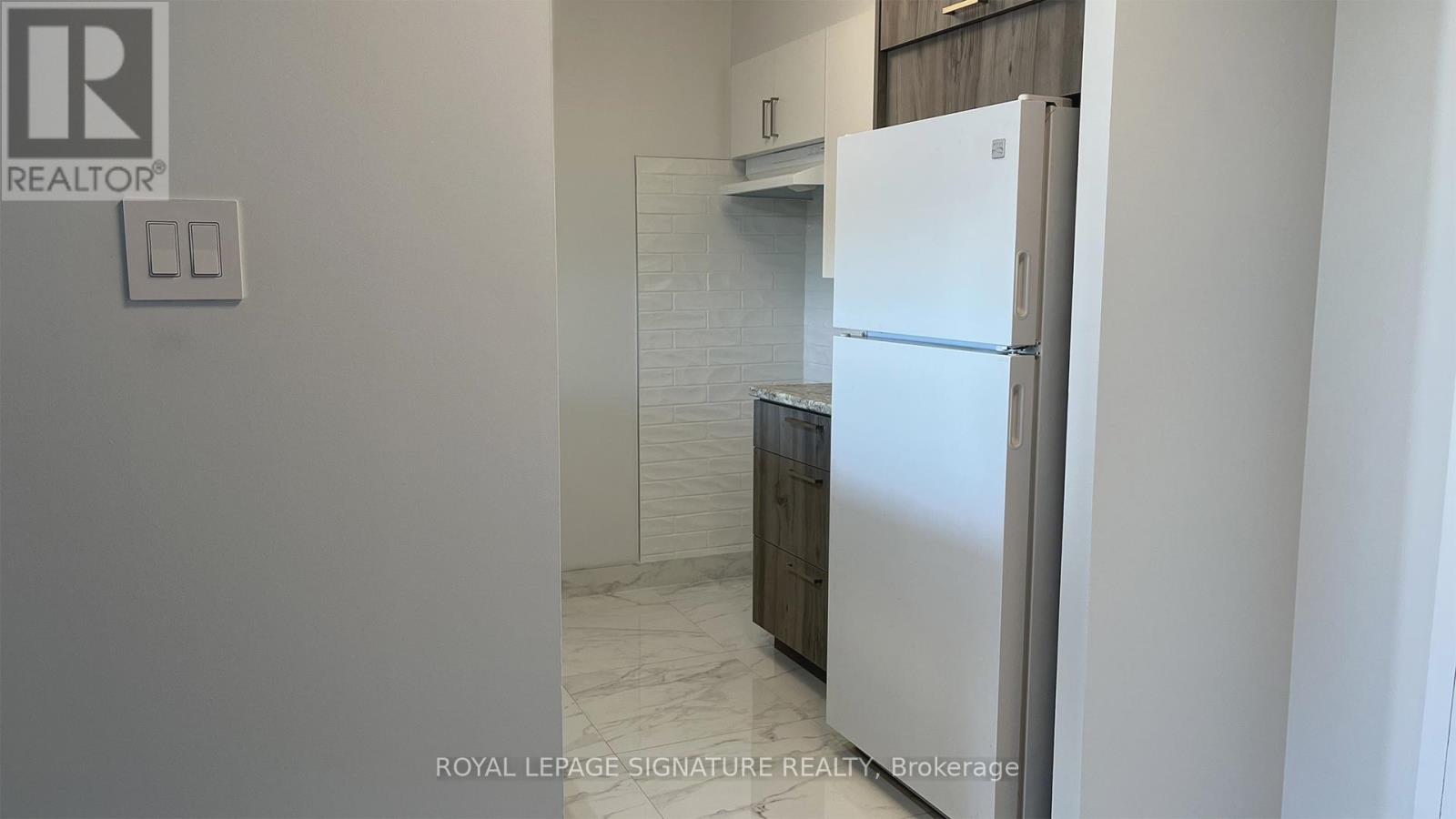 1103 - 10 Laurelcrest Street, Brampton, Ontario  L6S 5Y3 - Photo 3 - W12752214