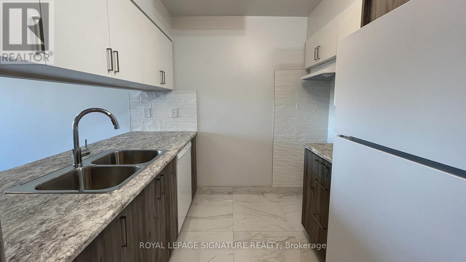 1103 - 10 Laurelcrest Street, Brampton, Ontario  L6S 5Y3 - Photo 4 - W12752214