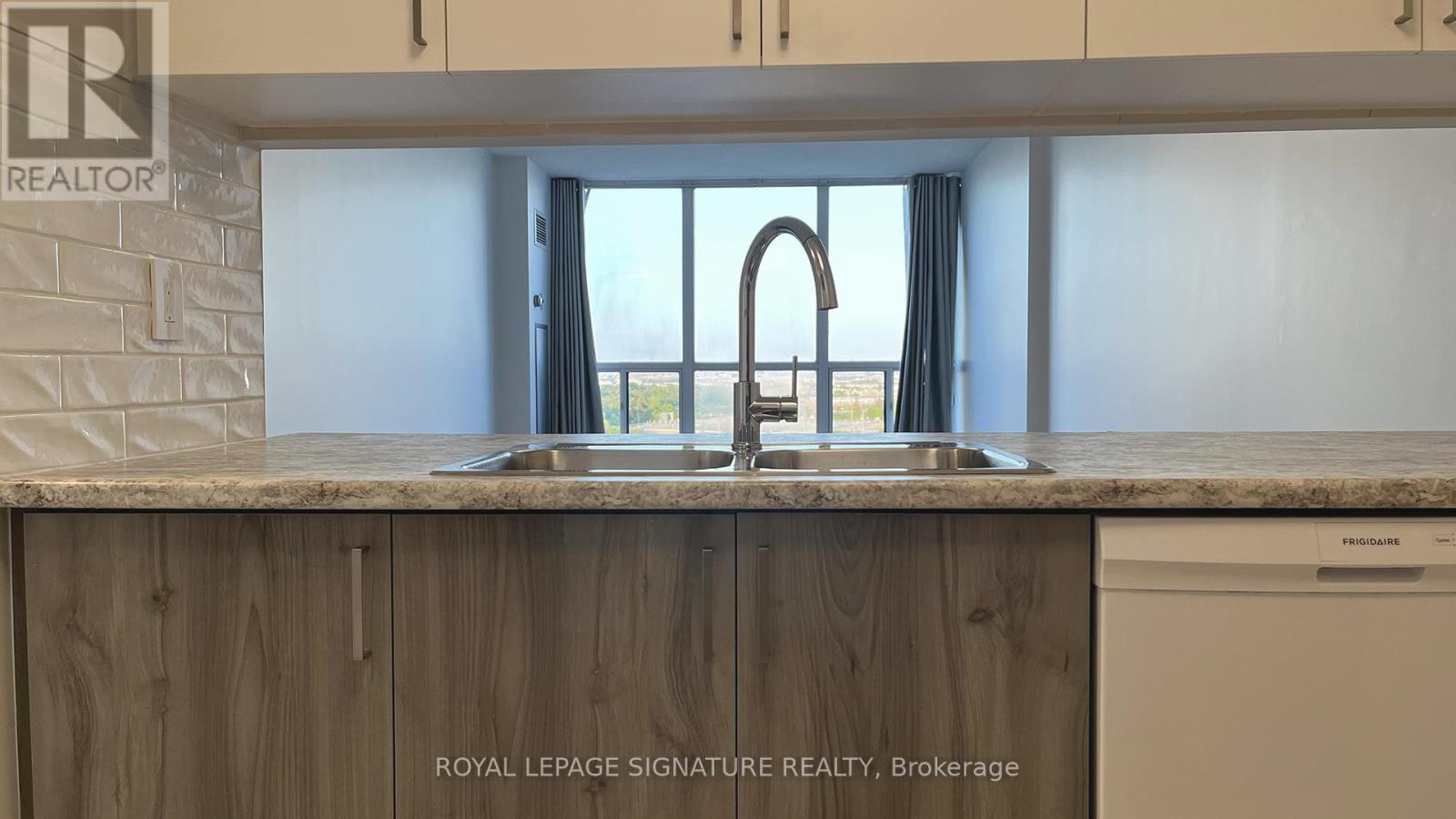 1103 - 10 Laurelcrest Street, Brampton, Ontario  L6S 5Y3 - Photo 7 - W12752214