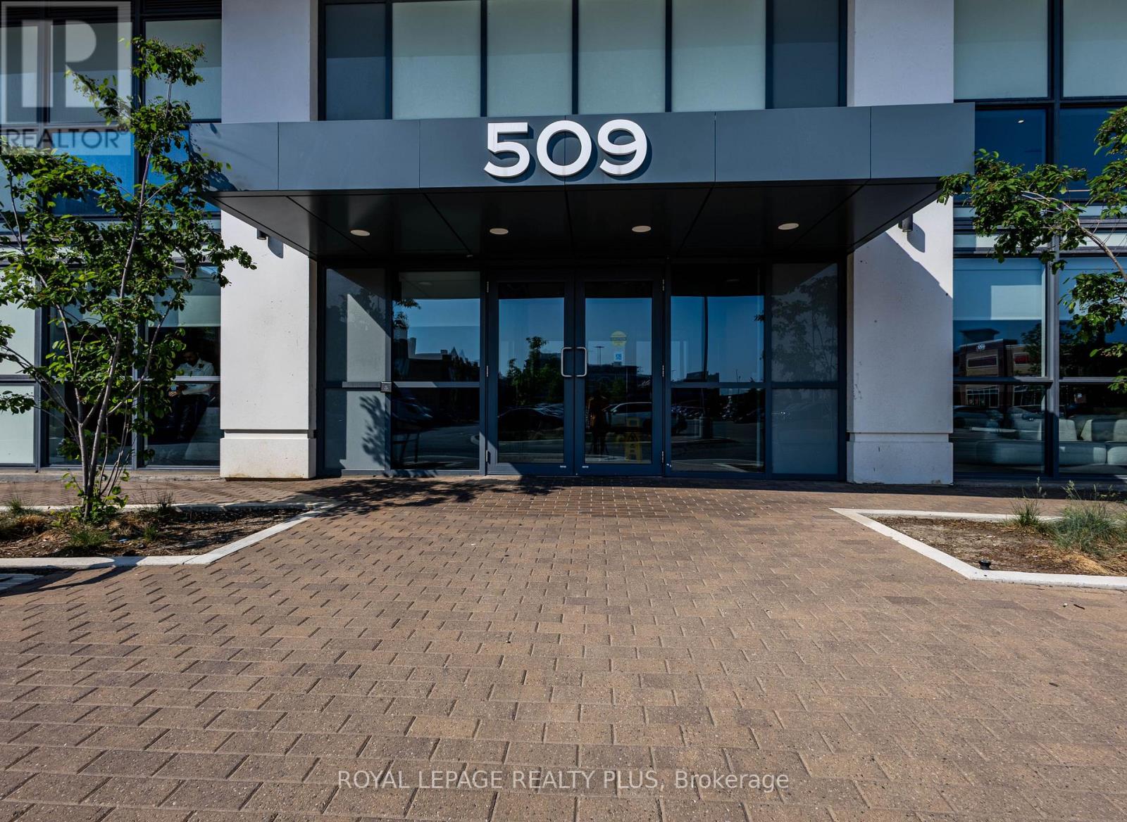 701 - 509 Dundas Street W, Oakville, Ontario  L6M 1L9 - Photo 2 - W12752222