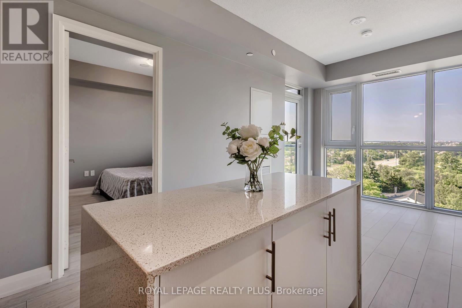 701 - 509 Dundas Street W, Oakville, Ontario  L6M 1L9 - Photo 4 - W12752222