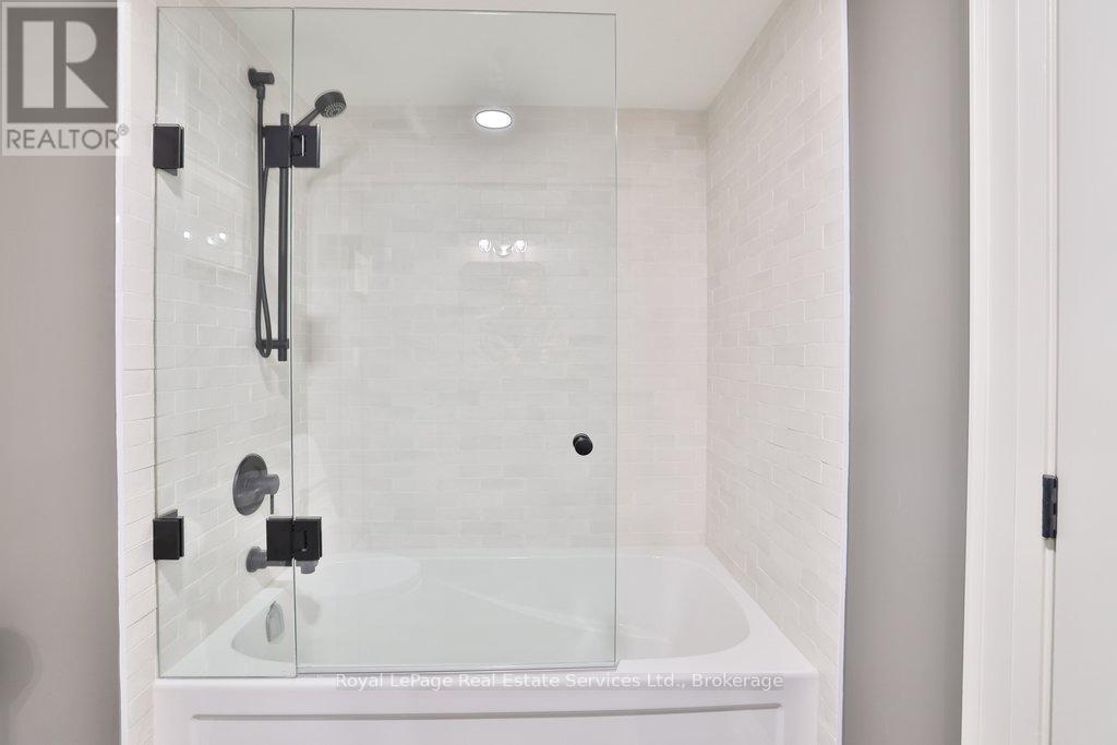 102 - 100 Lakeshore Road E, Oakville, Ontario  L6J 6M9 - Photo 20 - W12752230