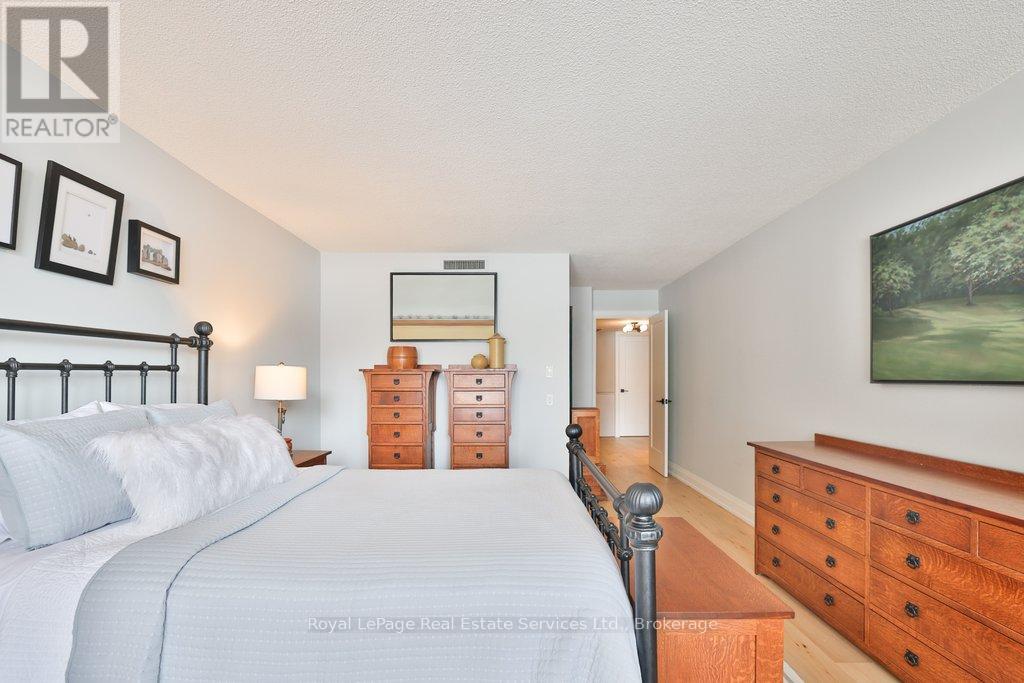 102 - 100 Lakeshore Road E, Oakville, Ontario  L6J 6M9 - Photo 23 - W12752230