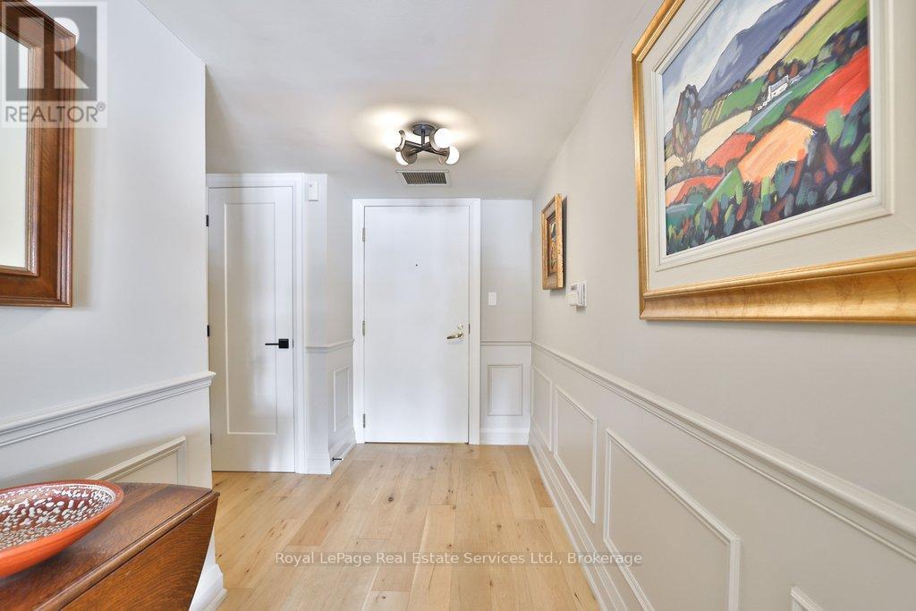 102 - 100 Lakeshore Road E, Oakville, Ontario  L6J 6M9 - Photo 4 - W12752230