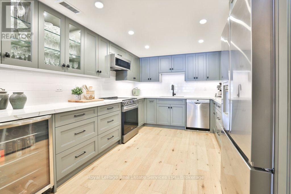 102 - 100 Lakeshore Road E, Oakville, Ontario  L6J 6M9 - Photo 6 - W12752230