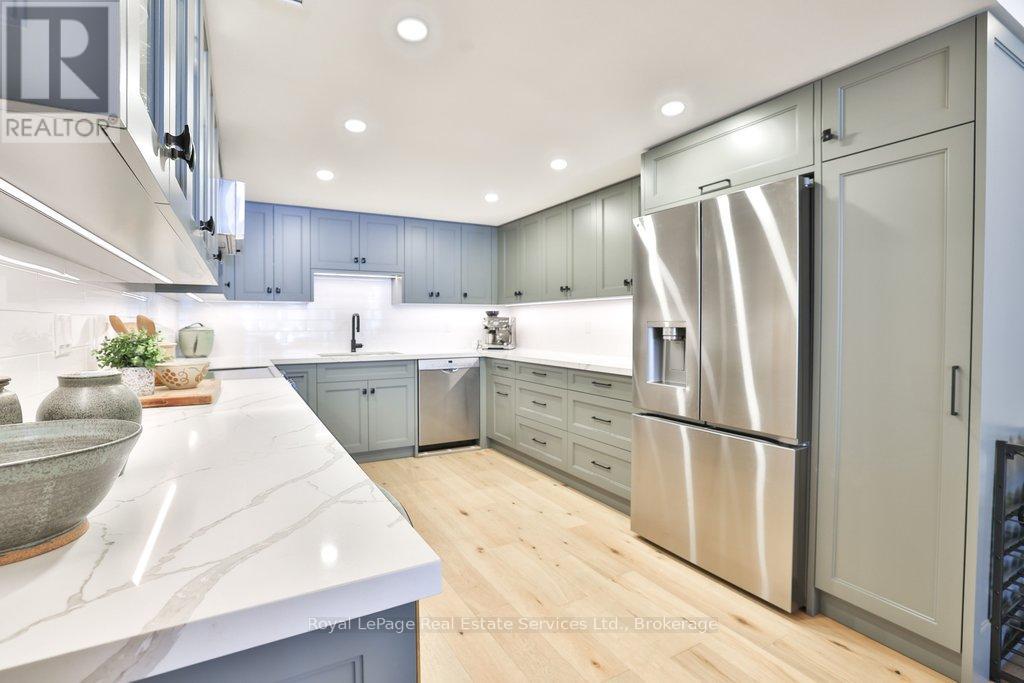 102 - 100 Lakeshore Road E, Oakville, Ontario  L6J 6M9 - Photo 7 - W12752230