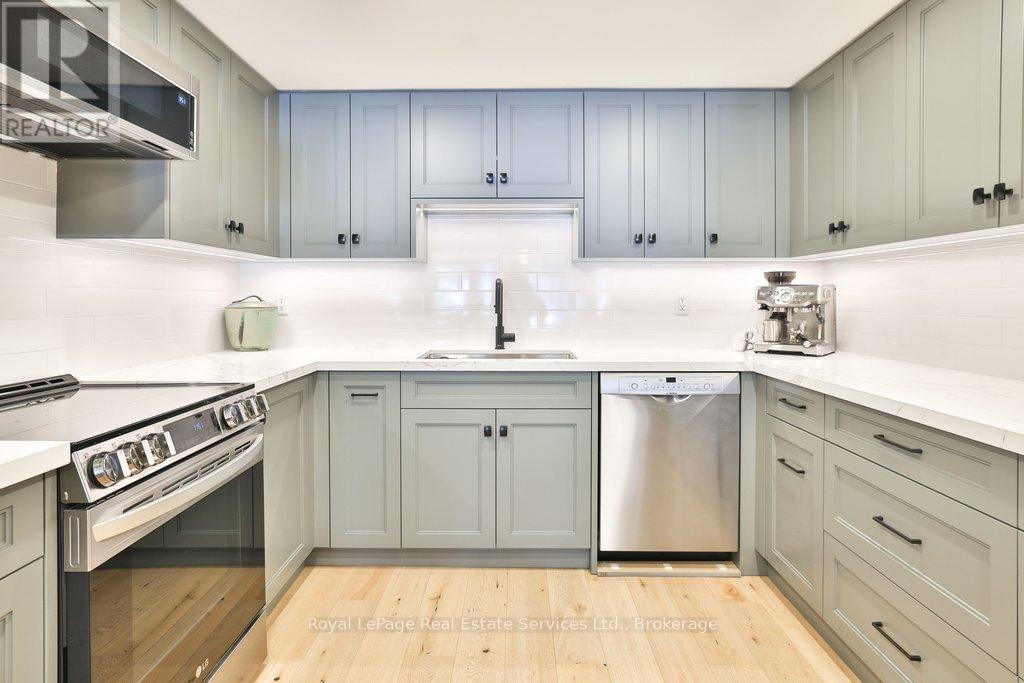 102 - 100 Lakeshore Road E, Oakville, Ontario  L6J 6M9 - Photo 8 - W12752230