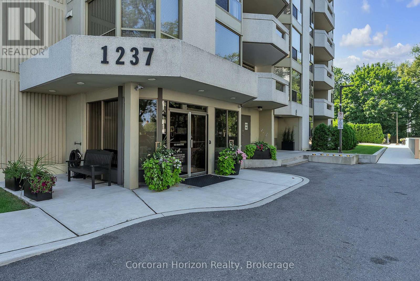 1201 - 1237 North Shore Boulevard E, Burlington, Ontario  L7S 2H8 - Photo 3 - W12752232