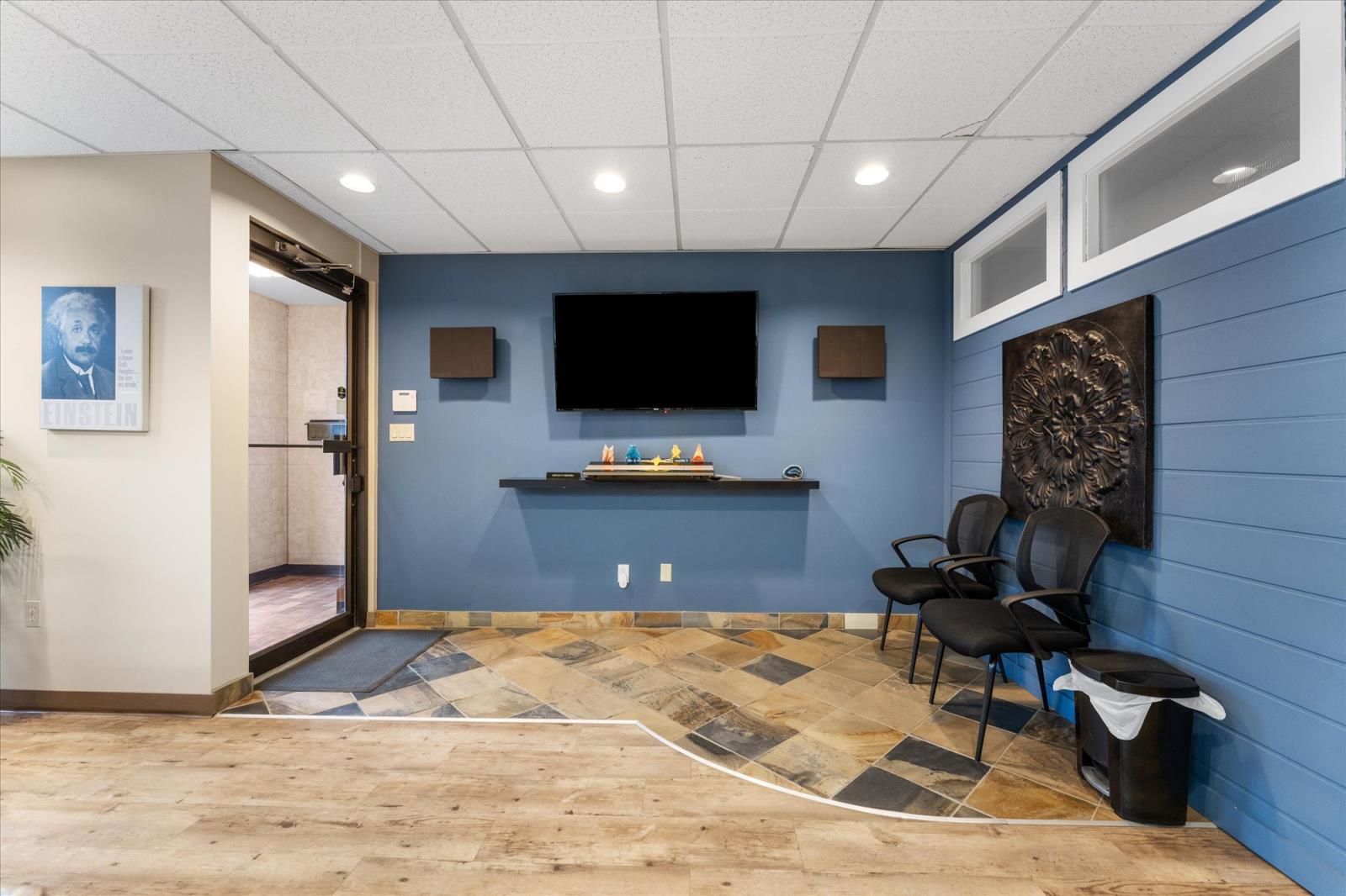 100 10041  81 Ave Nw, Edmonton, Alberta  T6E 1W7 - Photo 3 - 43920913