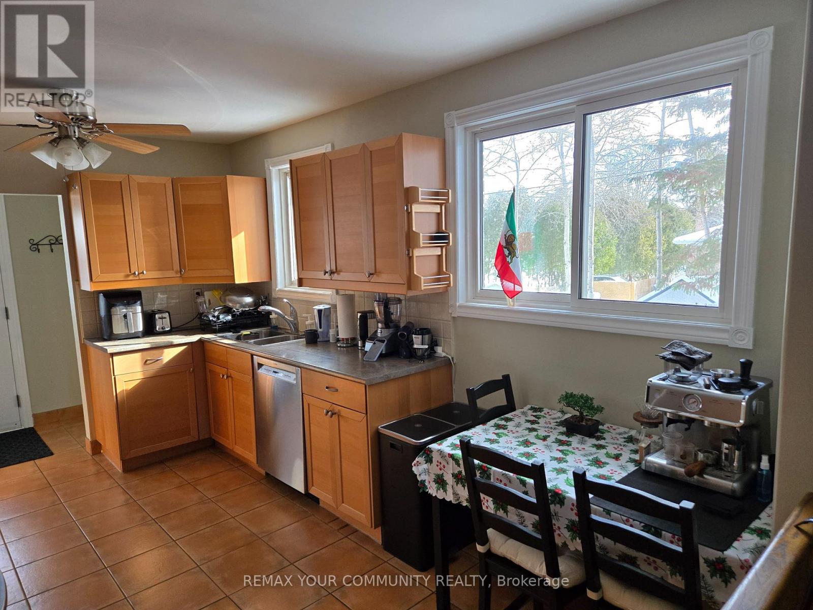 Main Floor - 18 Collins Crescent, Aurora, Ontario  L4G 2W2 - Photo 2 - N12752306