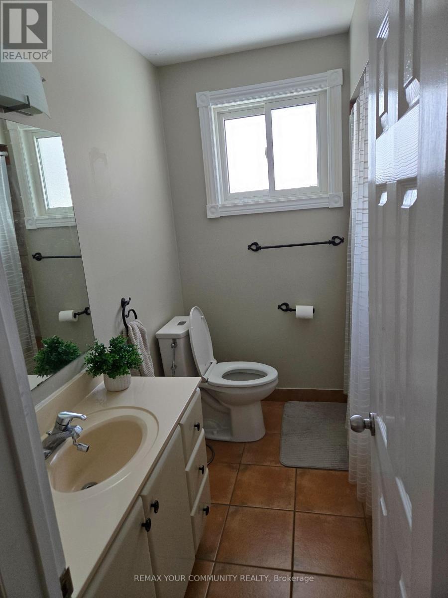 Main Floor - 18 Collins Crescent, Aurora, Ontario  L4G 2W2 - Photo 8 - N12752306