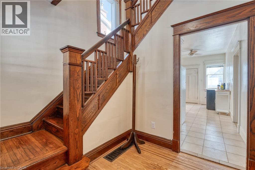 229 S Park Row S, Hamilton, Ontario  L8K 2K4 - Photo 3 - 40802197