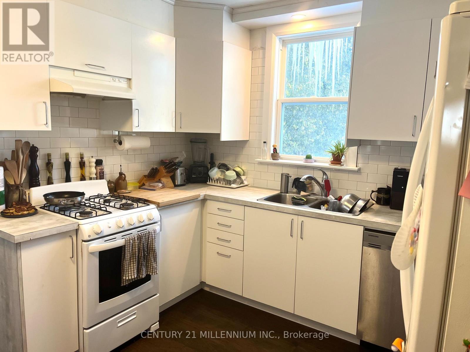 68 Victor Avenue, Toronto, Ontario  M8V 2L9 - Photo 8 - W12752262