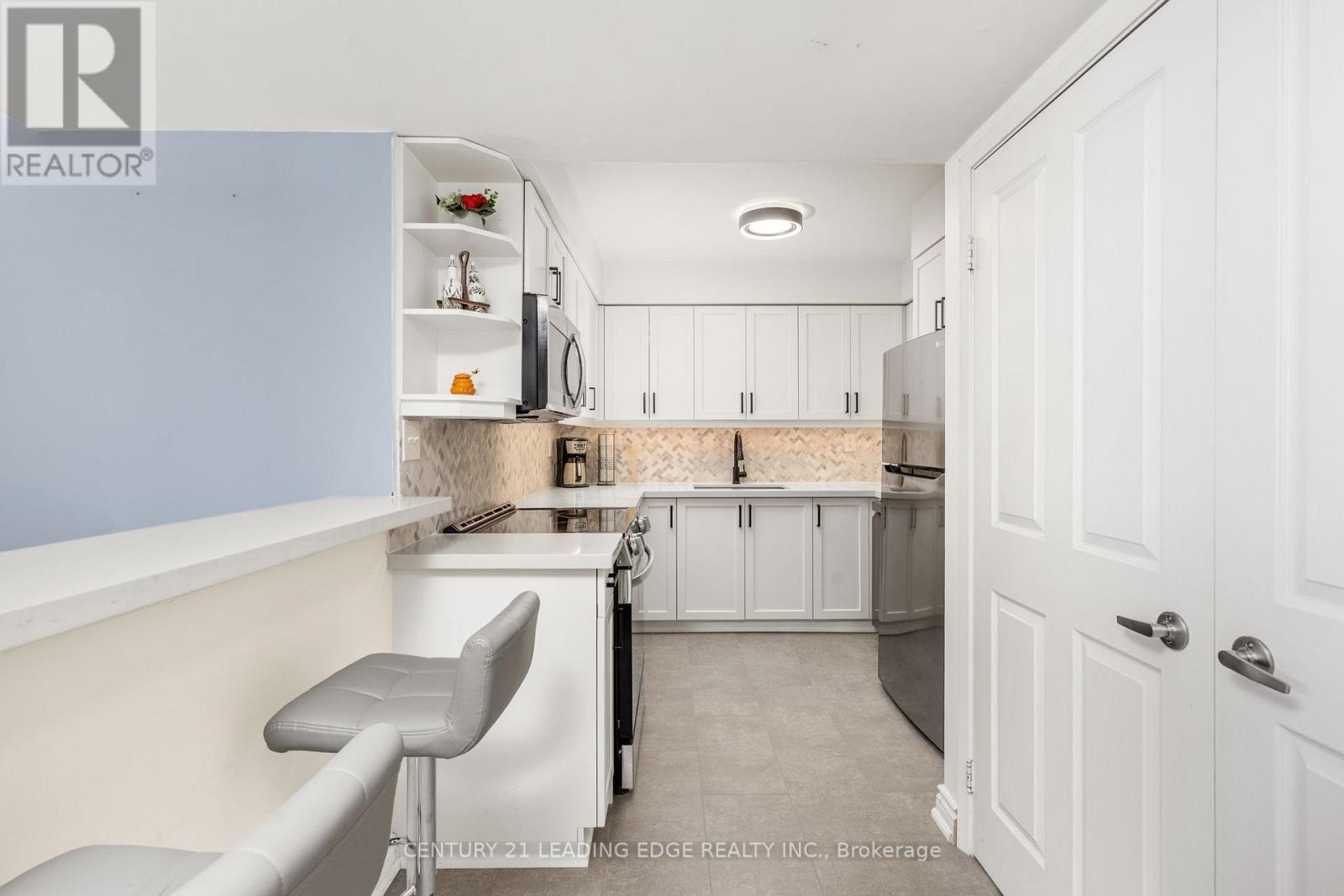 206 - 2199 Sixth Line, Oakville, Ontario  L6H 5V3 - Photo 3 - W12752364