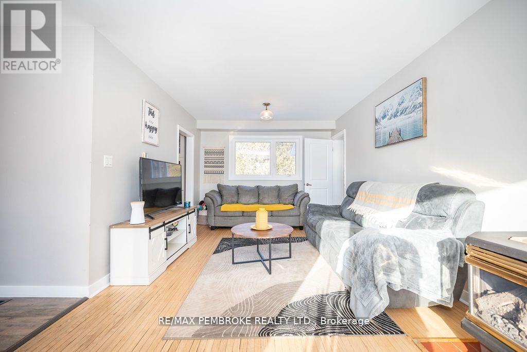 13 Highland Crescent, Deep River, Ontario  K0J 1P0 - Photo 13 - X12752602