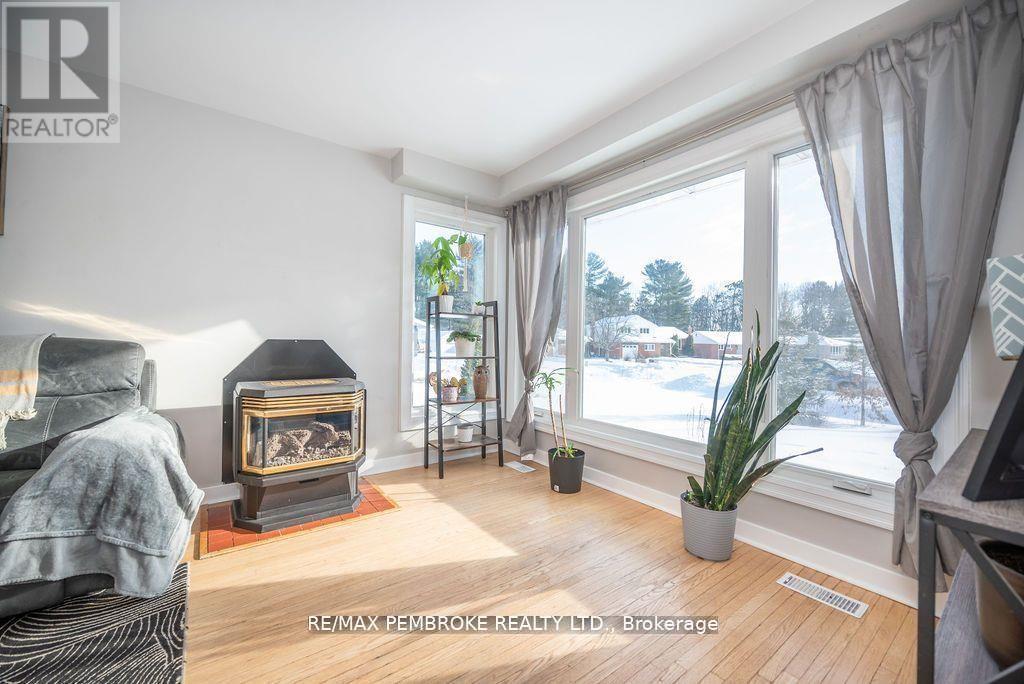 13 Highland Crescent, Deep River, Ontario  K0J 1P0 - Photo 15 - X12752602