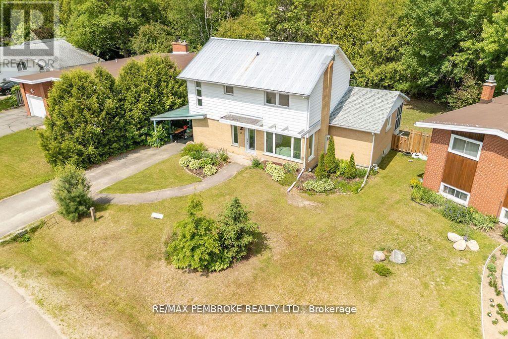 13 Highland Crescent, Deep River, Ontario  K0J 1P0 - Photo 2 - X12752602