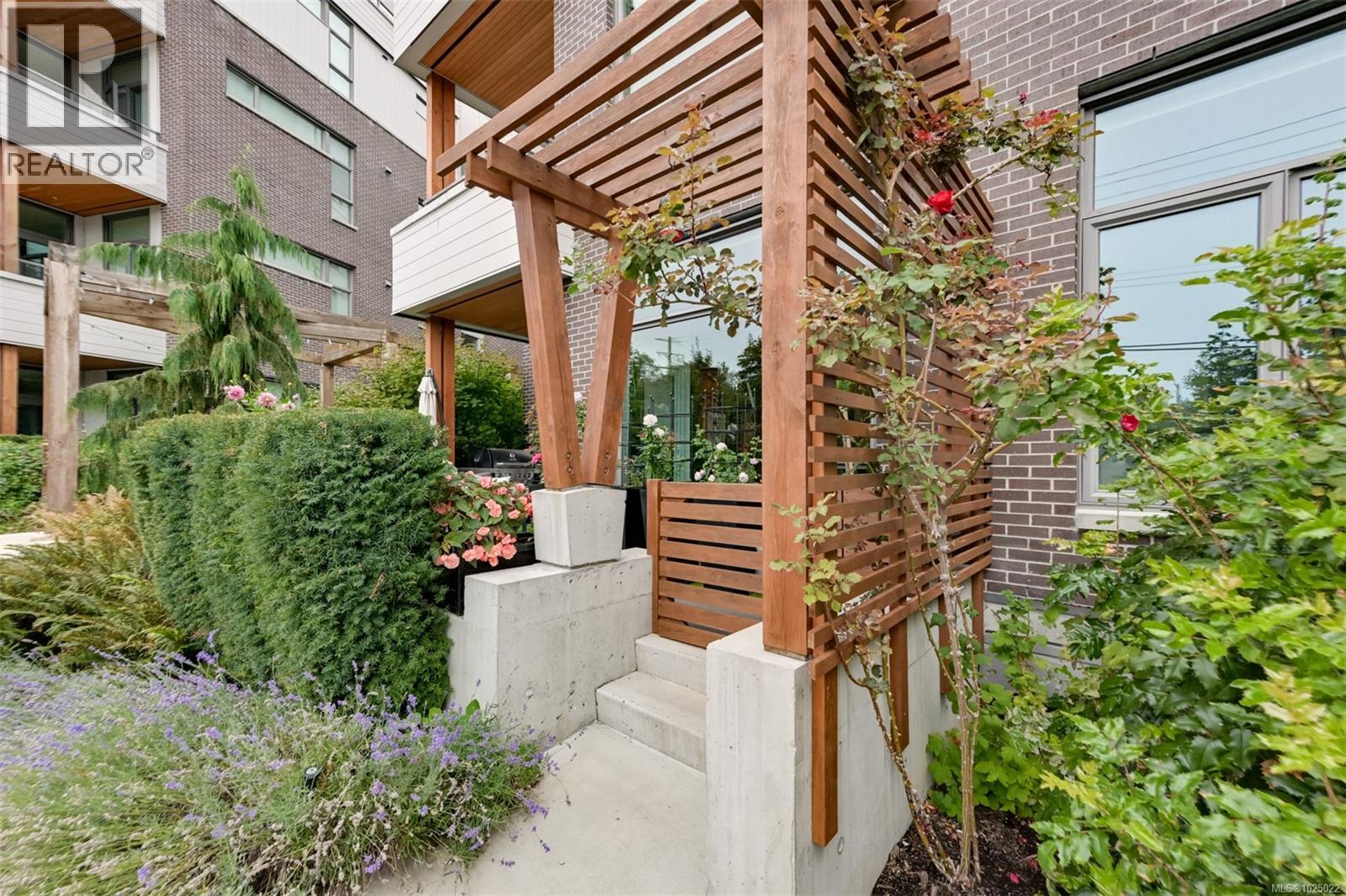 107 1216 Carlisle Ave, Esquimalt, British Columbia  V9A 0H5 - Photo 2 - 1025022