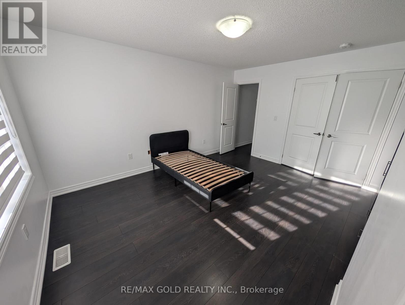 18 Faye Street, Brampton, Ontario  L6P 4M9 - Photo 8 - W12750198