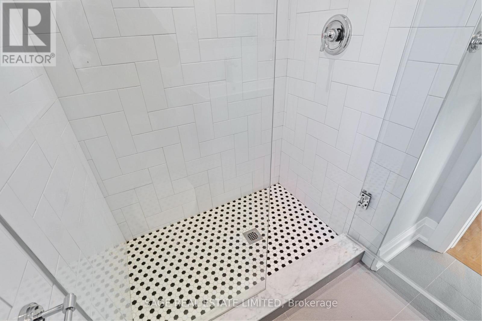 2 - 26 Roseneath Gardens, Toronto, Ontario  M6C 3X6 - Photo 22 - C12752608