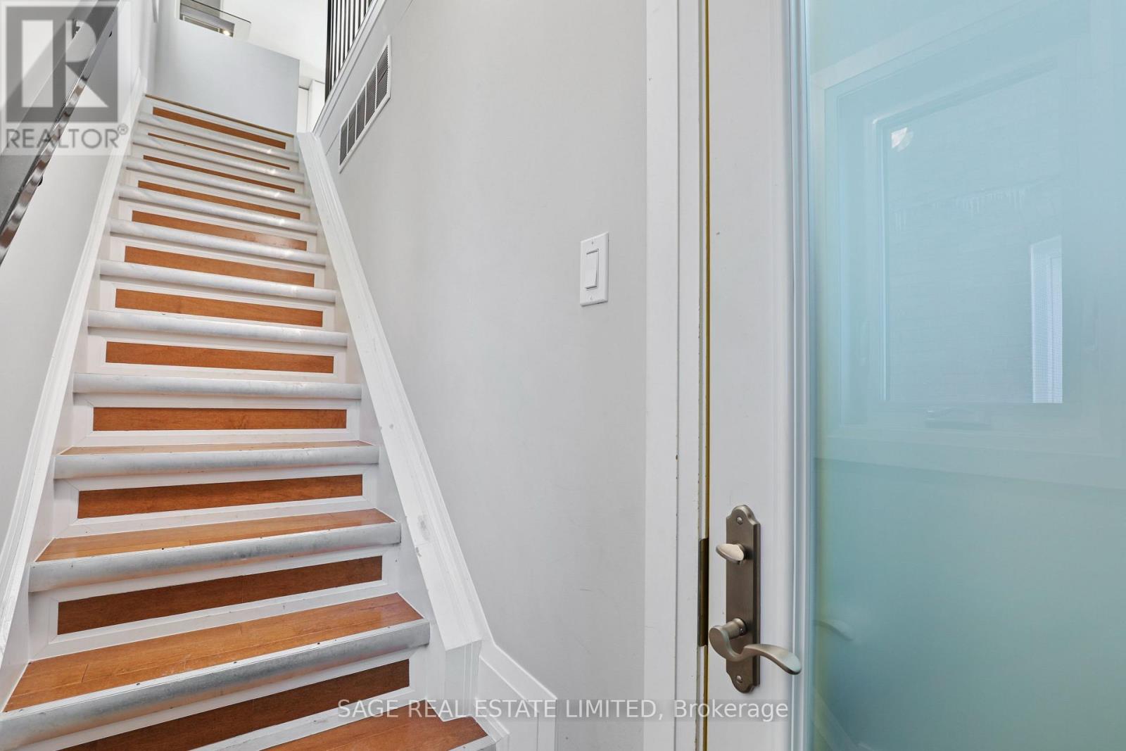 2 - 26 Roseneath Gardens, Toronto, Ontario  M6C 3X6 - Photo 3 - C12752608