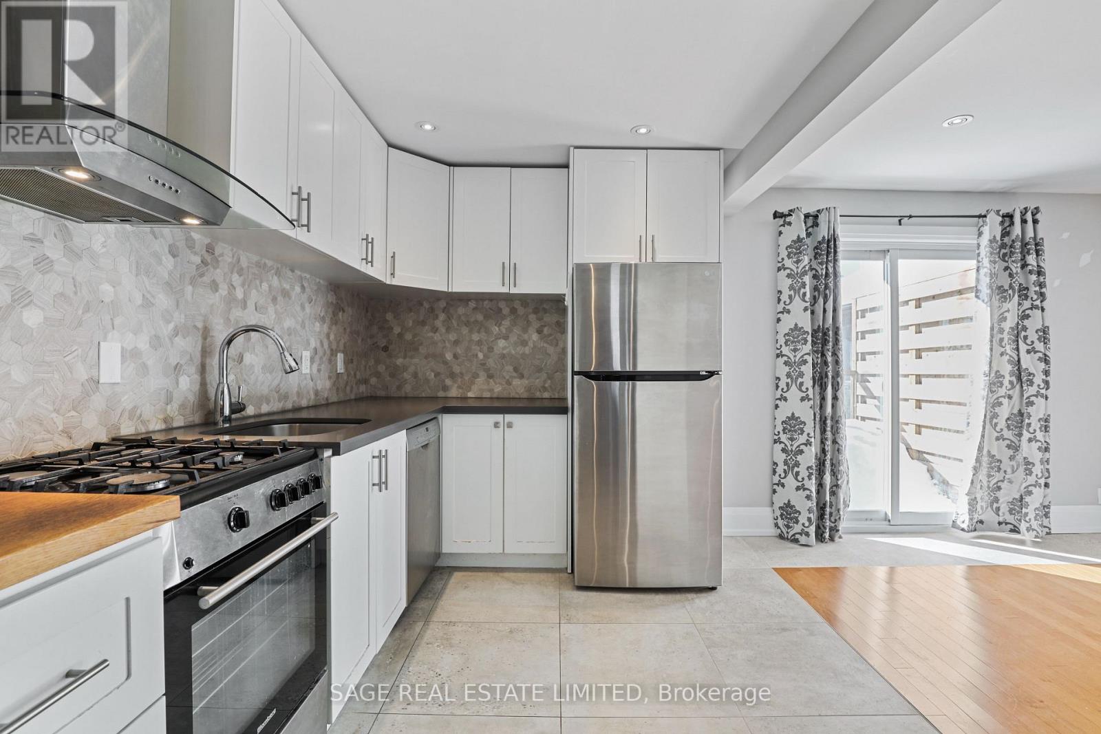 2 - 26 Roseneath Gardens, Toronto, Ontario  M6C 3X6 - Photo 6 - C12752608