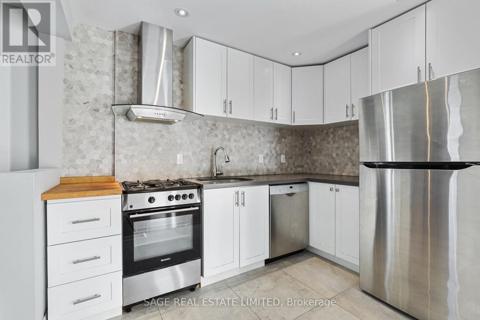 2 - 26 Roseneath Gardens, Toronto, Ontario  M6C 3X6 - Photo 8 - C12752608