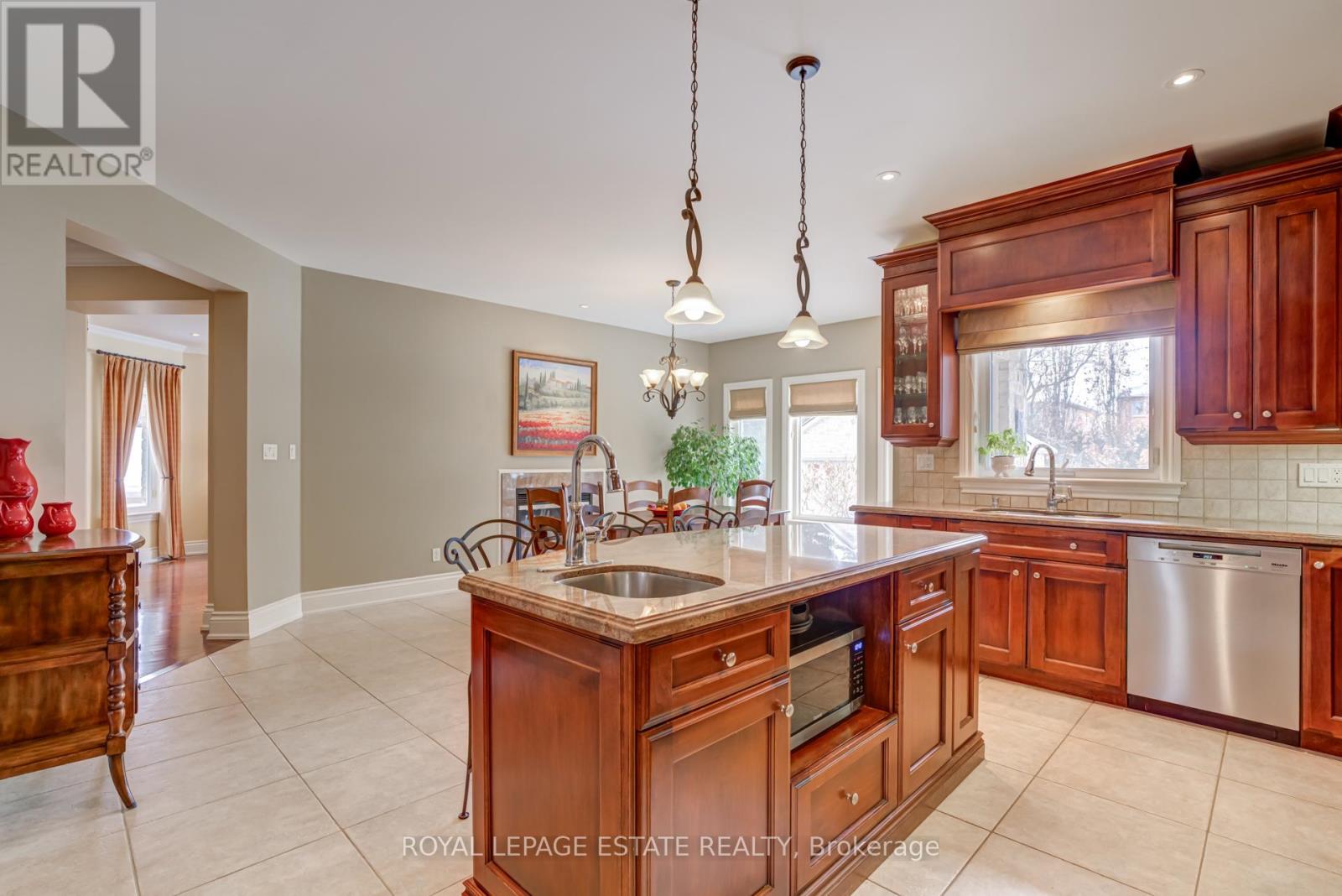 81 Naughton Drive, Richmond Hill, Ontario  L4C 8B3 - Photo 11 - N12752702