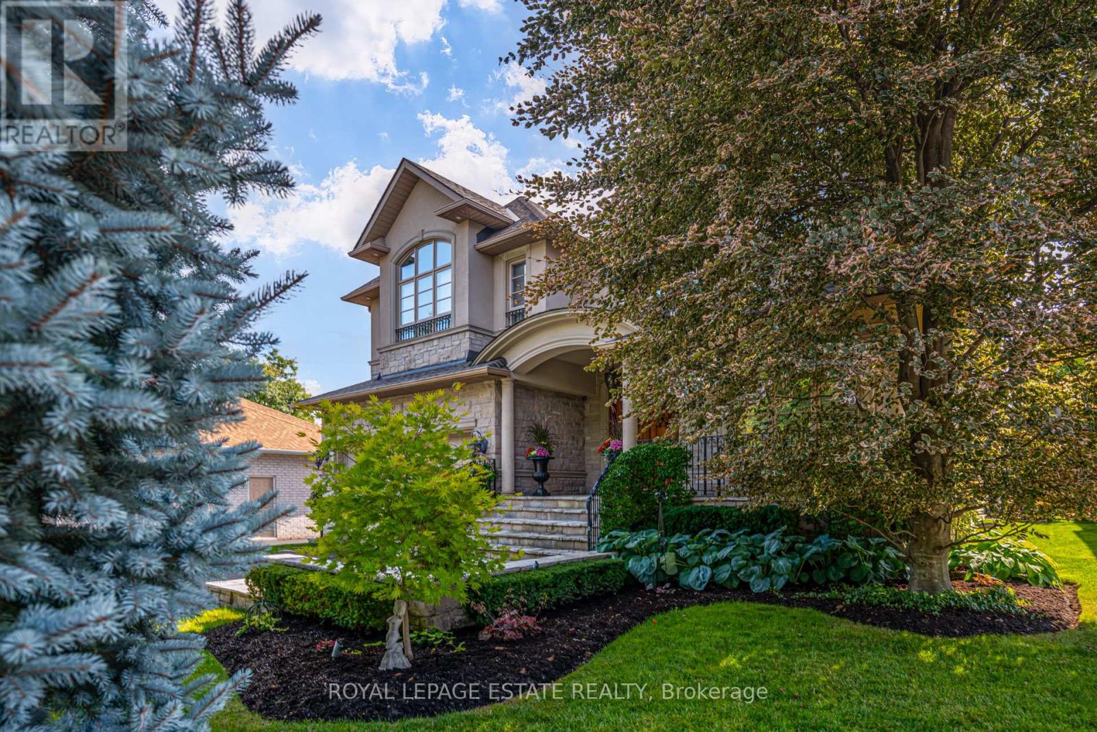 81 Naughton Drive, Richmond Hill, Ontario  L4C 8B3 - Photo 2 - N12752702