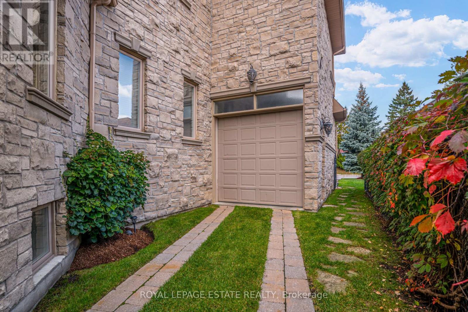 81 Naughton Drive, Richmond Hill, Ontario  L4C 8B3 - Photo 47 - N12752702
