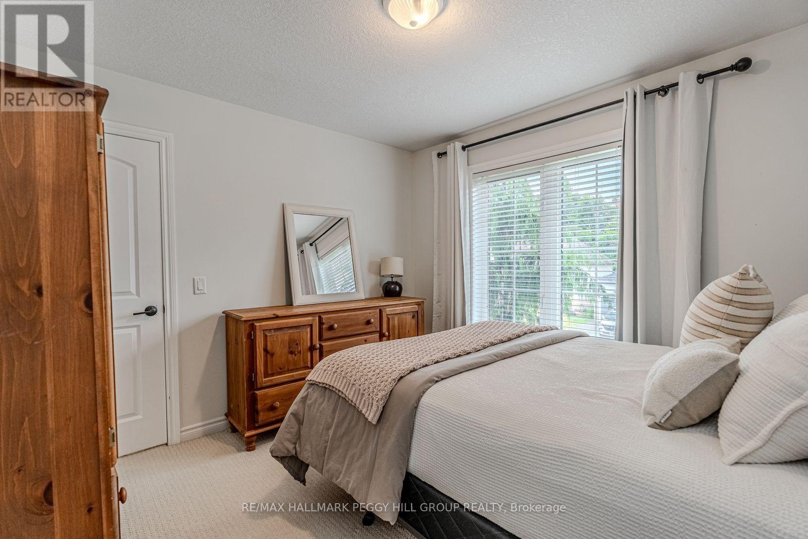 11 Oakmont Avenue, Oro-Medonte, Ontario  L0L 2L0 - Photo 10 - S12752582